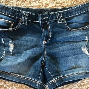 13/14 distressed shorts with detail stitch